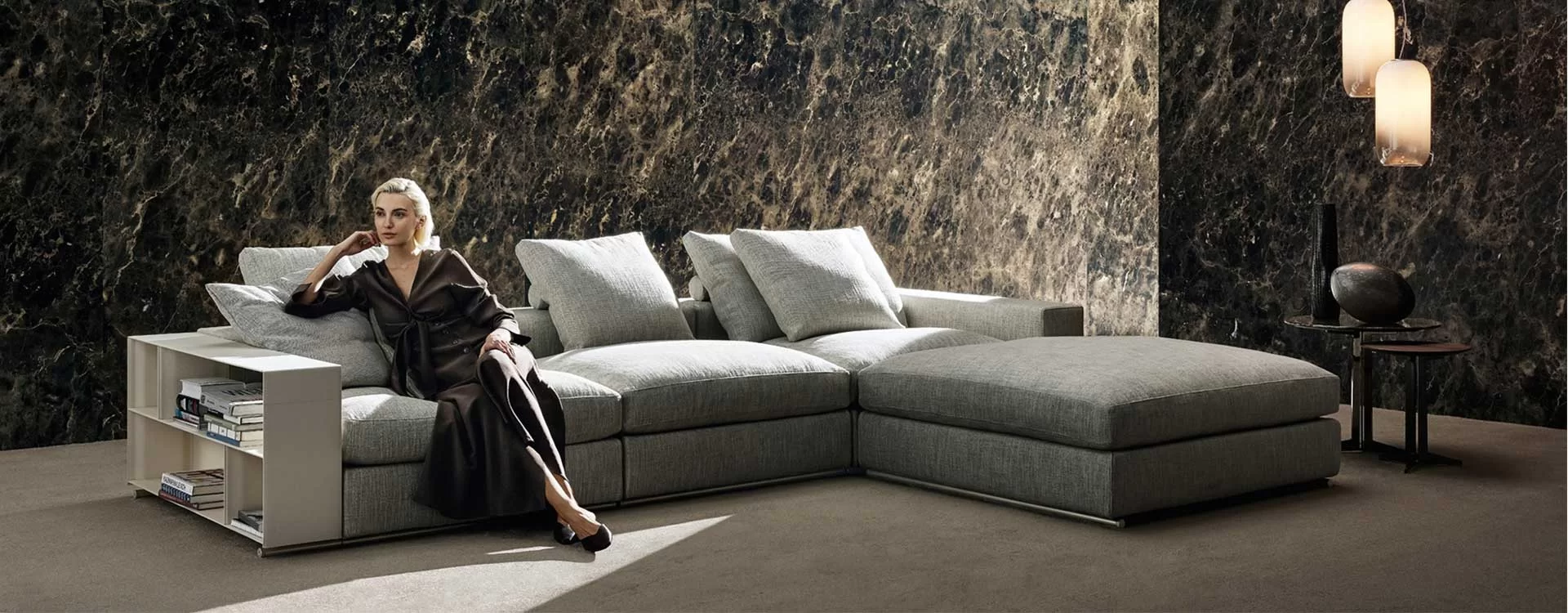 Divano modulare realizzato con Groundpiece Flexform in soggiorno grande