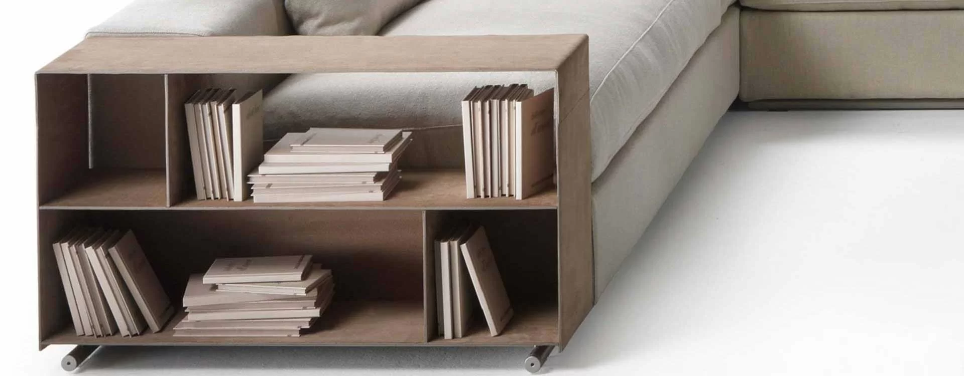 Bracciolo libreria integrato al divano modulare