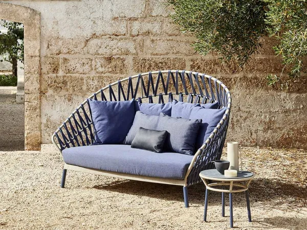 Der kleine Tisch und das Daybed der Emma Cross Collection