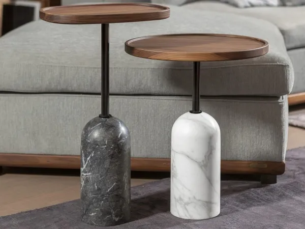 Deux versions différentes de la table d'appoint Ekero