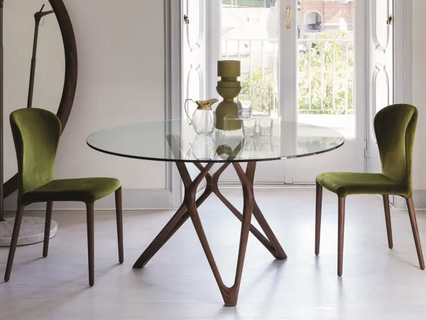 La chaise Astrid de Porada dans une salle à manger