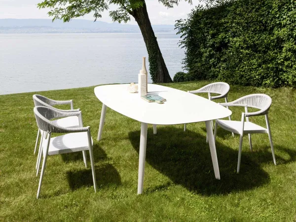 The Ellisse table by Varaschin in a setting
