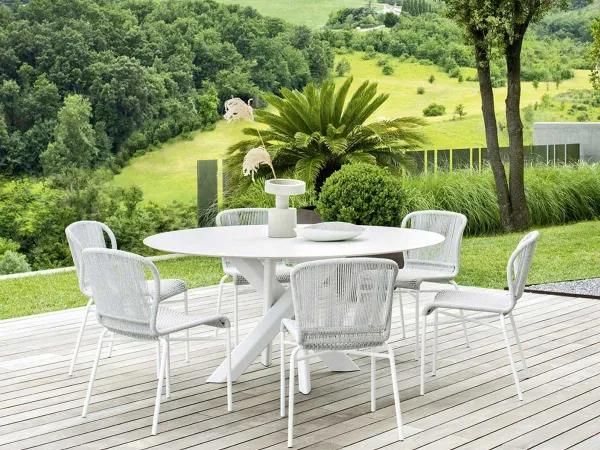 A round white version of the Varaschin System Star table