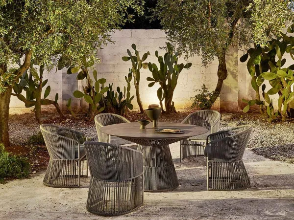 Tibidabo dining armchair with the table of the same Varaschin outdoor collection