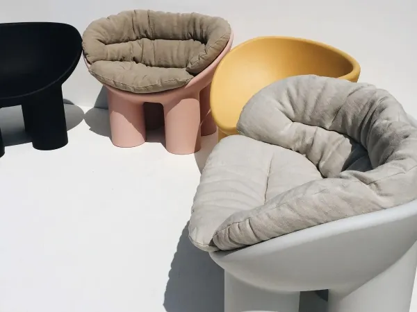 Il divano e la poltrona Roly Poly di Driade