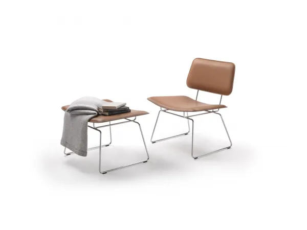 Poltrona Echoes S.H- di Flexform e il poggiapiedi della stessa linea