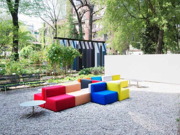 Une composition de fauteuils Cabrio dans un espace ouvert