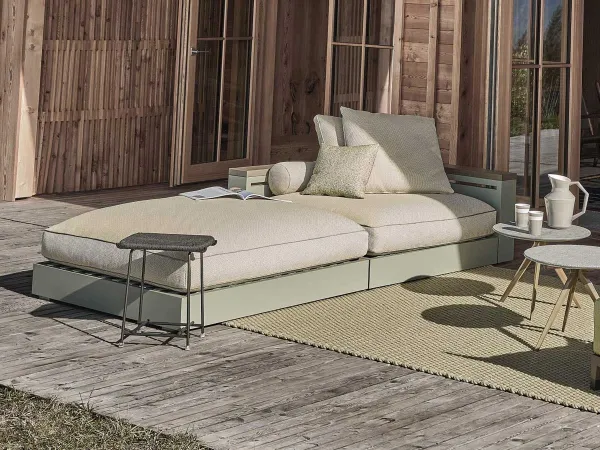 Il divano Freeport di Flexform in un terrazzo