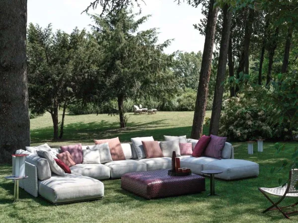 Sofá Eddy de Flexform en un jardín