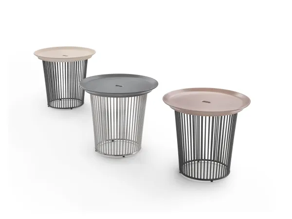 Drei Versionen des Berry outdoor Couchtischs von Flexform