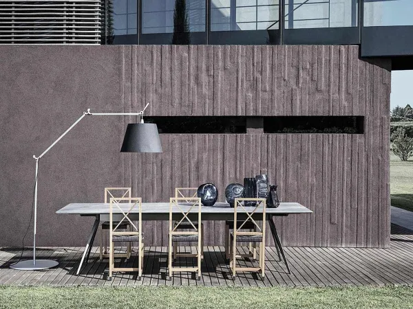 Mesa Zefiro outdoor en un jardín