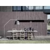 Il tavolo Zefiro outdoor in un giardino