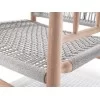 Detalles del trenzado que caracteriza el respaldo y el asiento del sillón Lee