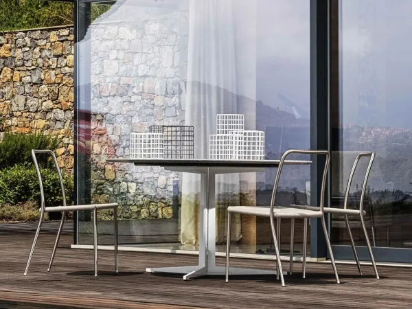 Versione tonda del tavolo Fly outdoor di Flexform