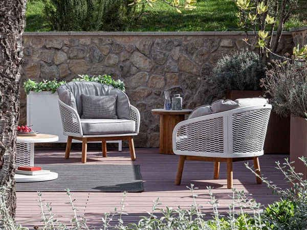 The front and the back of the Cyrano armchair by Atmosphera