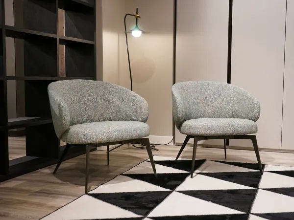 Le fauteuil Bice dans une chambre à coucher