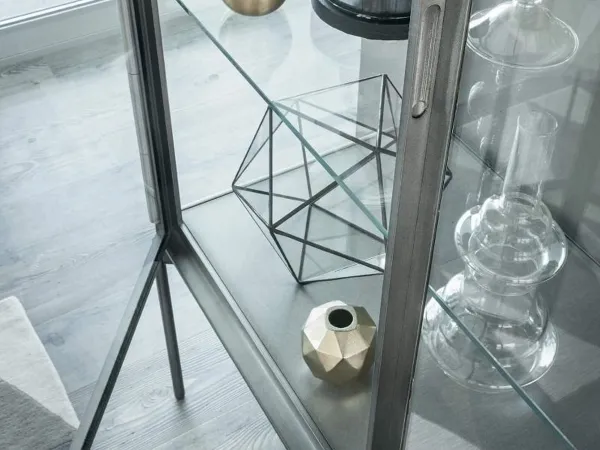Detalles de los estantes de cristal de la vitrina Galerist de Lema