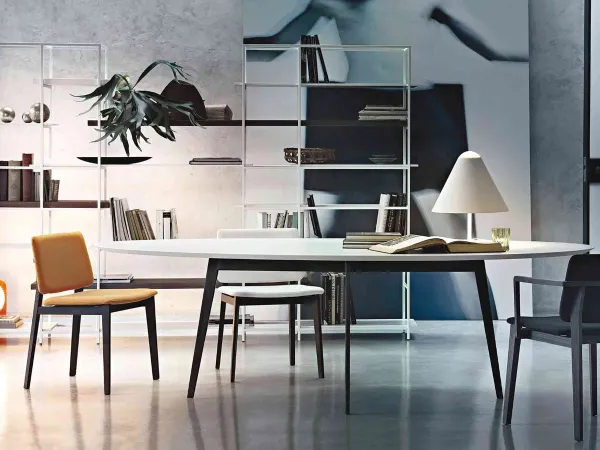 Plain bücherregal von Lema in einem wohnbereich