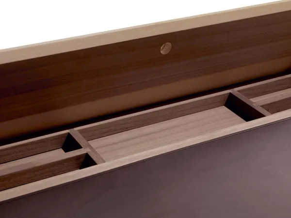 Details of the Novelist desk