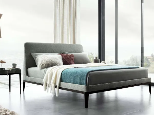 Lit double Victoriano de Lema dans une chambre