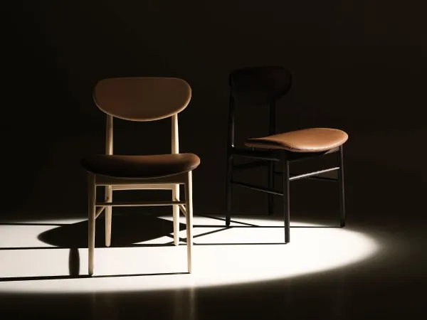 Version en frêne teinté chêne et frêne naturel de la chaise Fred de Lema