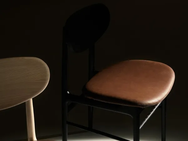 Details of the seat and structure of chair Fred