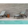 Il lettino Nevada a bordo piscina