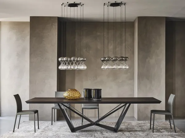La mesa Skorpio Wood de Cattelan en un comedor