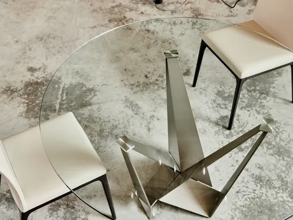 The crystal top of the Skorpio Round table by Cattelan