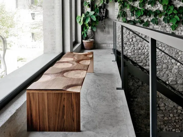El banco Ripples "Like a River" en un lugar