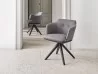 Le fauteuil pivotant Celine dans une salle de séjour