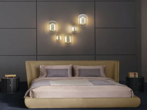 La lampada Button di Baxter in una camera da letto