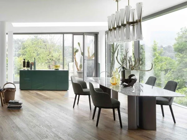 Gullwing table in a dining room