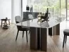 La mesa Gullwing con una encimera en gres porcelánico