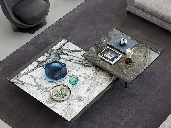 Zwei Versionen des Moon Invaders Couchtischs von Arketipo