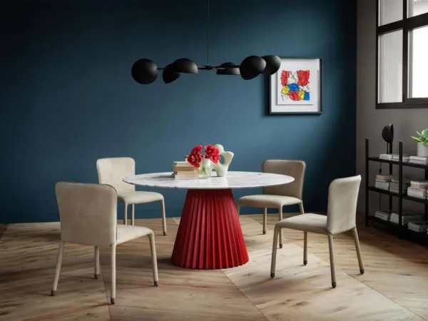 The Plissé table in a dining room