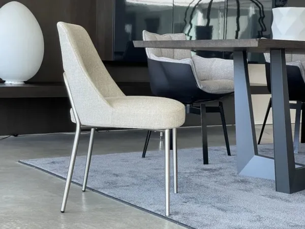 Silhouette classique de la chaise Joyce de Flexform