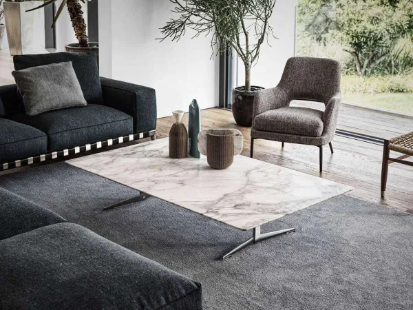 Le fauteuil Joyce et la table basse Fly de Flexform