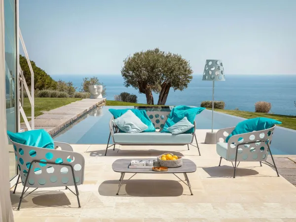 La poltrona e il divanetto Bolle a bordo piscina