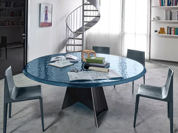 The Avalon table by Arketipo - Version with round Pacific Blue glass top