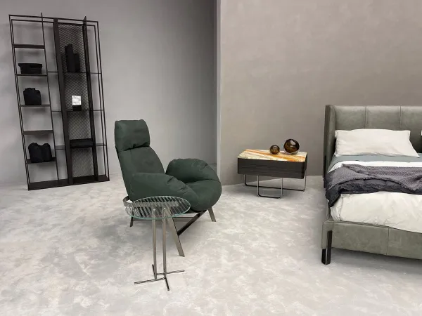 La table de chevet Effetto Notte dans une chambre à coucher