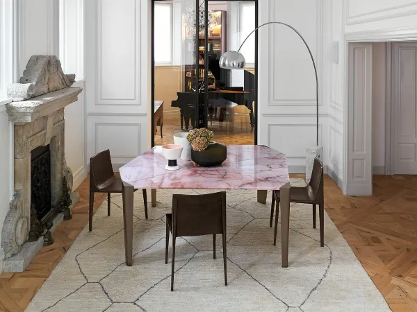 Arketipo Milestone Tisch in der Version mit Flamingo Quartz Marmorplatte
