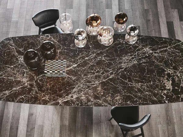Details der Tischplatte des Dragon Keramik von Cattelan Italia