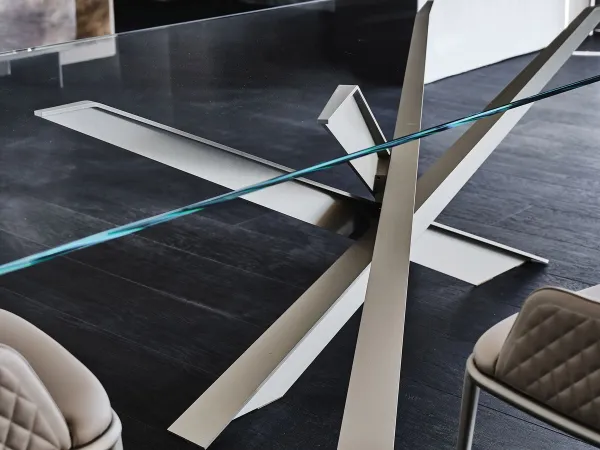 Details der Beine des Tisches Lancer von Cattelan Italia