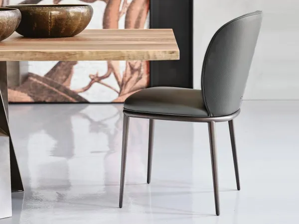 Details of the steel legs of the Chris ML chair by Cattelan Italia