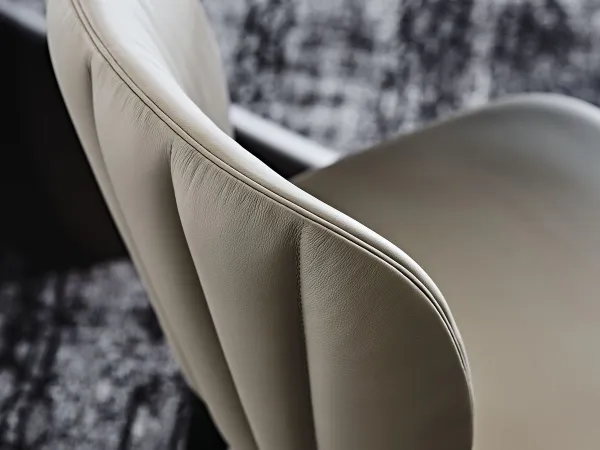 Coutures apparentes de la chaise Chrishell de Cattelan Italia