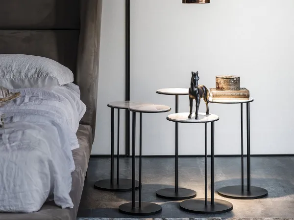 La table basse Sting dans une chambre à coucher
