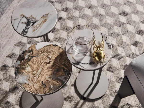 Un ensemble de trois tables d'appoint Sting avec plateau en marbre