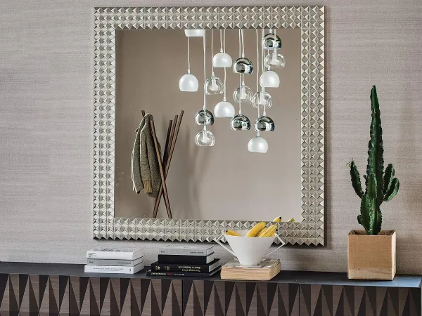 Die quadratische Version des Egypt-Spiegels mit einem warmen Silber-Finish