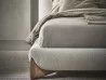 Detalles de la estructura y de los pies de la cama Softbay de Porada